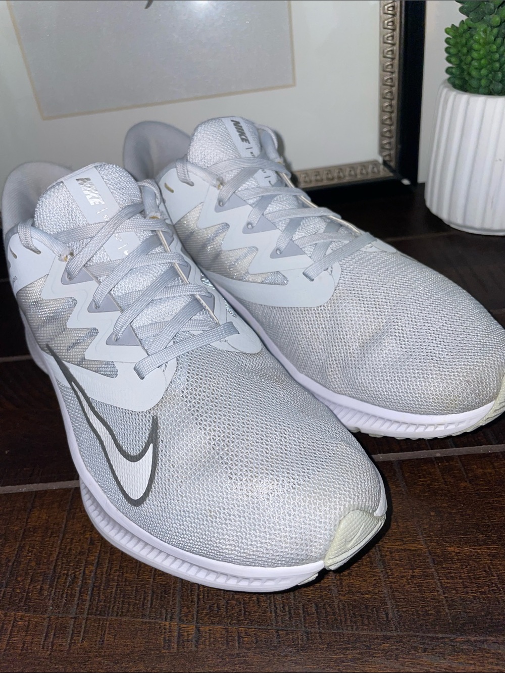 Nike Quest 3 Women’s Running Shoes Sneakers Size 8.5 Platinum / Metallic Silver - Picture 3 of 14
